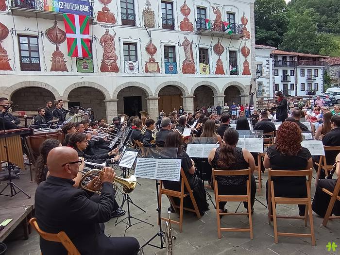 [ARGAZKIAK] Kantu, musika, dantza eta zezensuzkoarekin bukatu dira Berako bestak