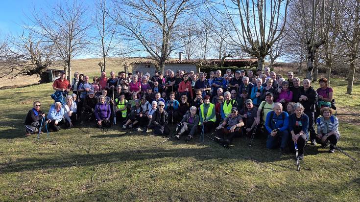 [BIDEOA] Legasako eta Gazteluko mendietan ibili dira Arkupeak elkarteko mendizaleak