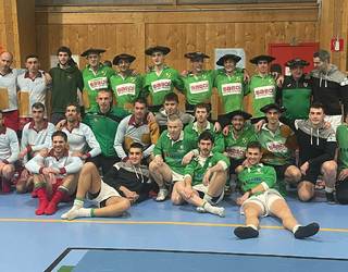 [ARGAZKIAK] Sufrimenduz baina 600 kiloko txapela ere buruan dute Beti Gazteko mutilek