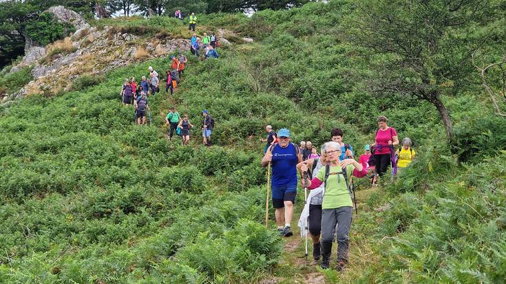 [BIDEOA] Baztango mendietan ibili dira Arkupeak elkarteko mendizaleak