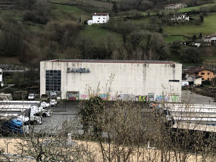 Zambra erosi du Lesakako Udalak eta lehen urte erdian eraitsiko du