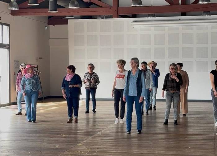 Country dantza erakustaldia egin dute Saran komertzianteen eskutik