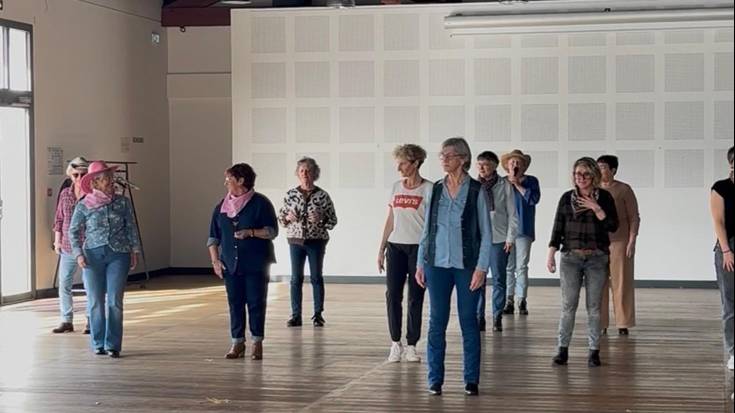 Country dantza erakustaldia egin dute Saran komertzianteen eskutik