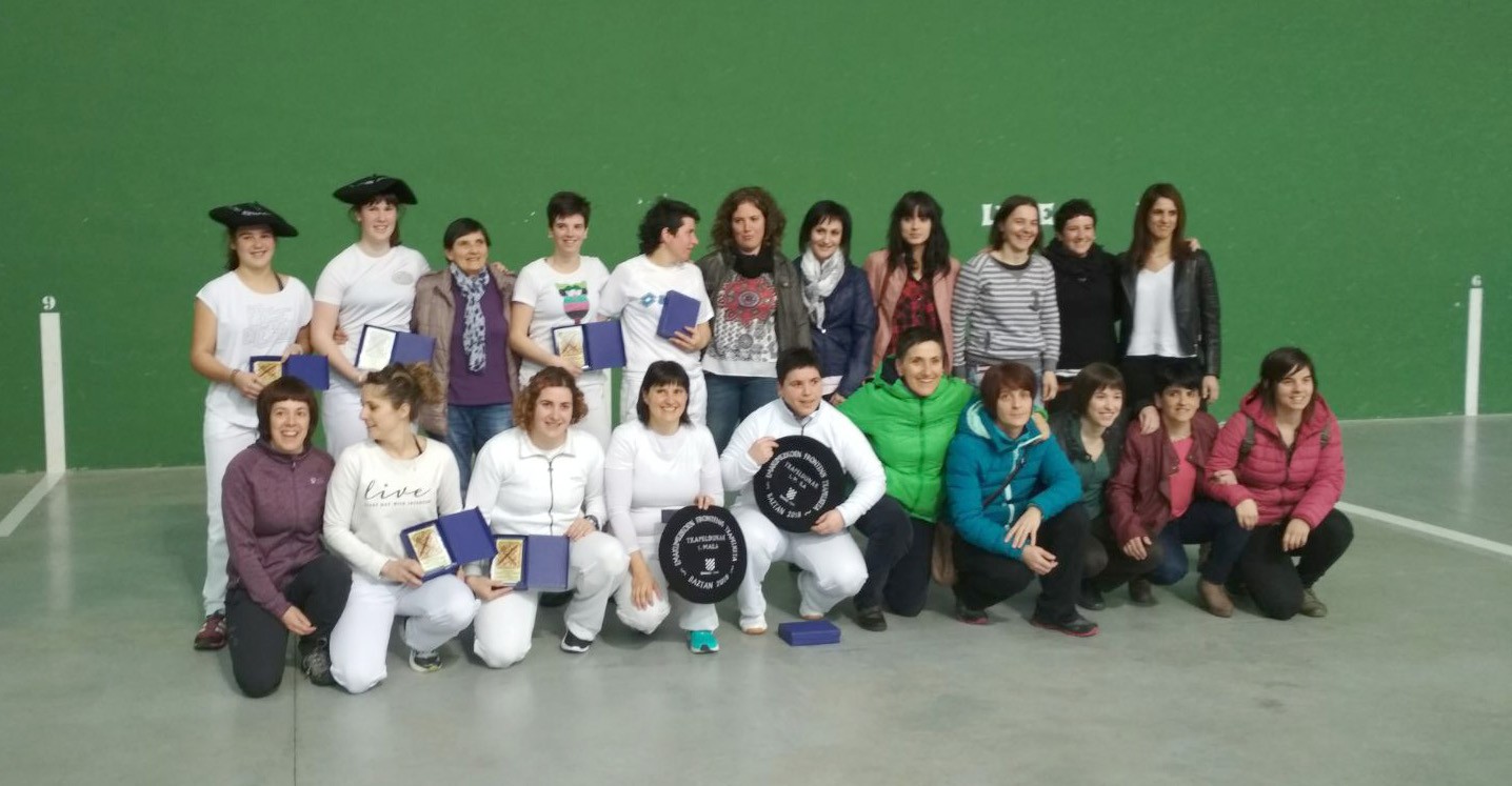 Iruritako Nuria Garate eta Edurne Argain txapeldun Baztango frontenis txapelketan