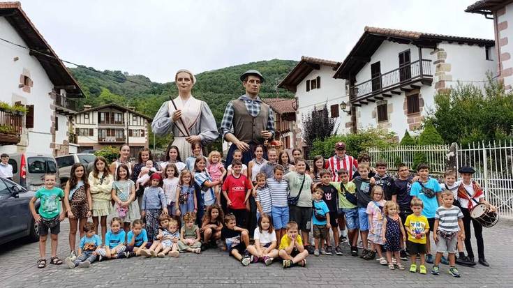 Irail hasmenta gozatzeko arraioztarrek herriko bestak «elegante» pasatu dituzte