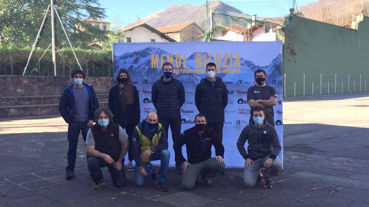 ‘Mendi biluzia’ dokumentala aurkeztu du Alex Txikonek Doneztebeko Mendiaren Egunean