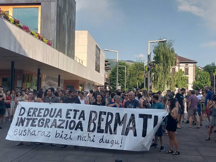 Baztango Udalak bat egin du Lekaroz Institutuko klaustroaren salaketarekin