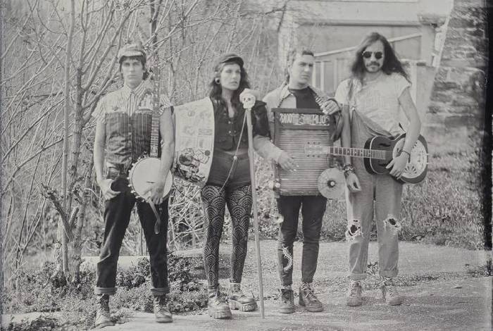 Old Time Spooks taldeak eta Gipsy Rufinak kontzertua emanen dute igandean Txokoton