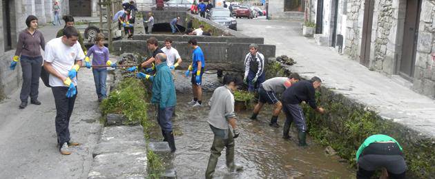Pilarika Eguna inposatutako besta eguna delakoan, auzolanerako elkartu dira Lesakan