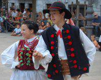 Bidasoaldeko Nazioarteko Gazteen Folklore jaialdiko saioak egiten ari dira eskualdean