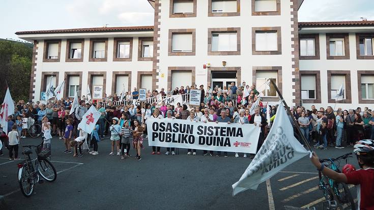 Osasun sistema publiko duinaren aldeko manifestazioaren atarian, motorrak berotu dituzte Elizondon