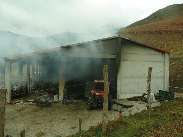 Maingeneko granja Gabon gauean errea 