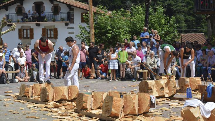 Asteazken gauerdiko arbola altxatzearekin hasiko dituzte Zubietako festak