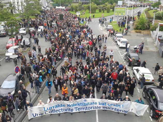 Senpertar ainitzek parte hartu du lurralde elkargo bereziaren aldeko manifestaldian