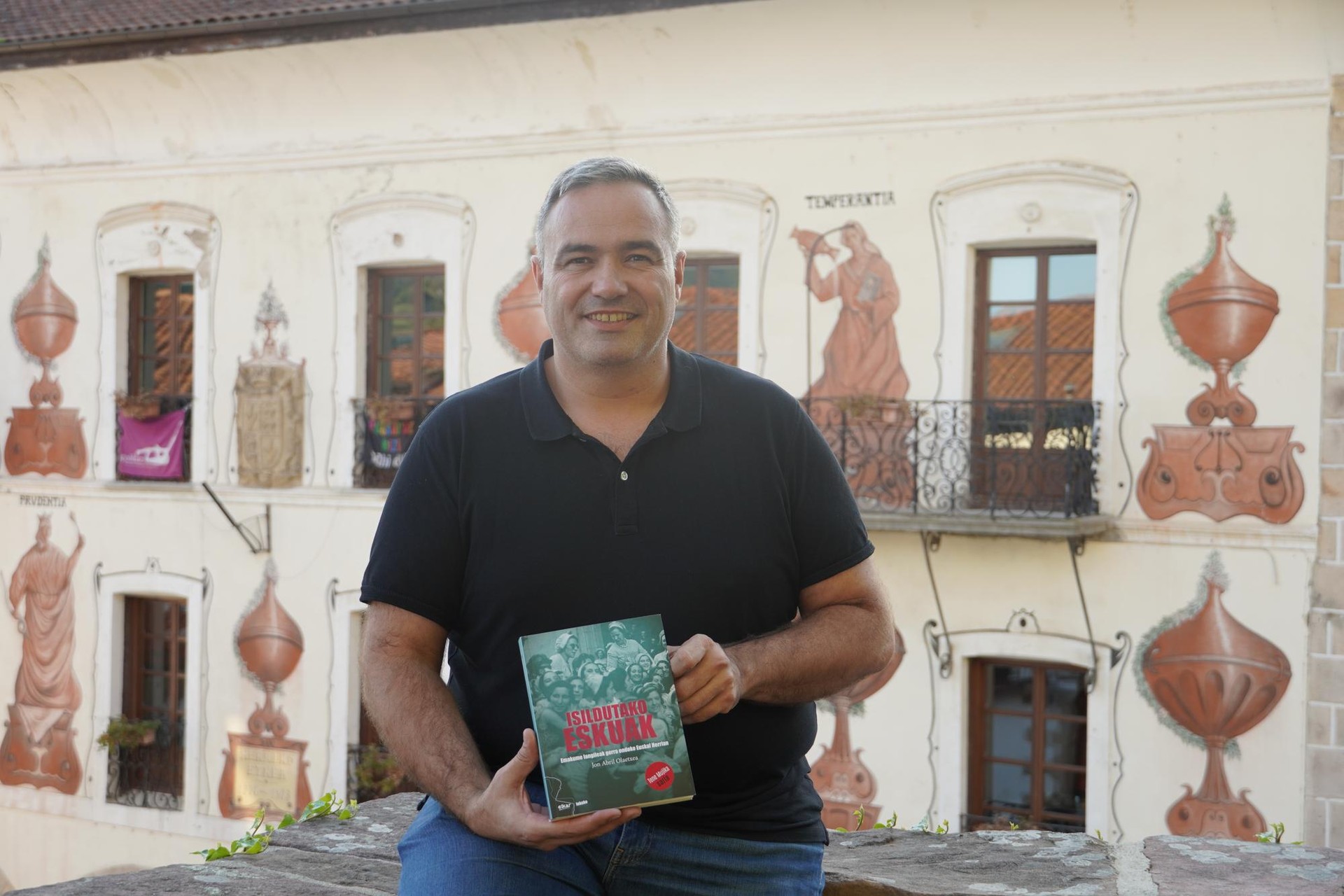 'Isildutako eskuak' liburua aurkeztuko du Jon Abrilek asteazkenean Arizkunen