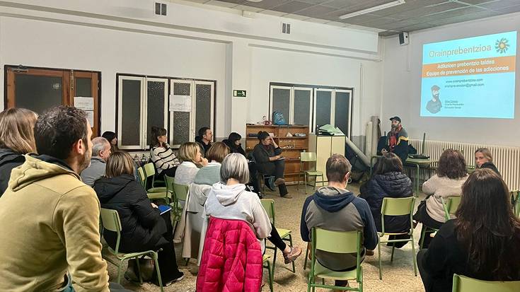 Sare sozialen eta Interneten erabilerari buruzko solasaldia izan dute Leitzan