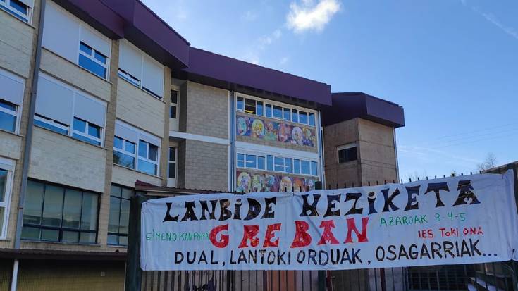 Makina-erremintaz hornitutako tailer batean irakasle bakarra 24 ikaslerekin ari dela salatu du Berako Toki Onako Lanbide Heziketako Departamentuak