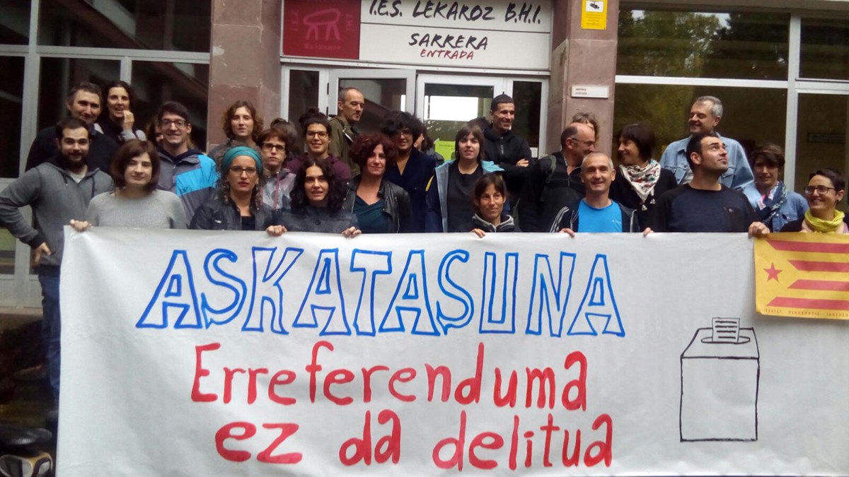 Lekarozko institutuan ere elkarretaratzea egin dute kataluniarrei babesa adierazteko