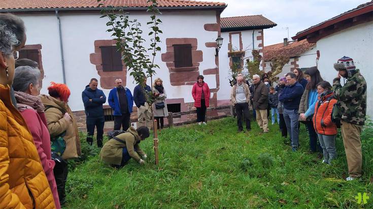 Duela 54 urte Guardia Zibilak hildako Miguel Mari Iturbide herritarra gogoan izan dute Zugarramurdin