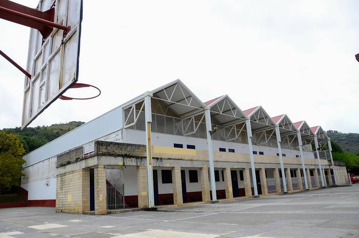 Udal kiroldegiko teilatua ordezkatzeko lanak eginen ditu Baztango Udalak