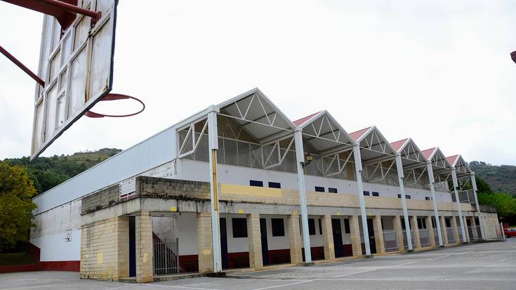 Udal kiroldegiko teilatua ordezkatzeko lanak eginen ditu Baztango Udalak