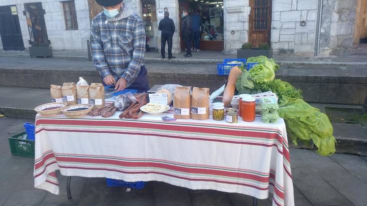 Baztan-Bidasoko artisauen azoka egin zuten igande goizean Lesakan