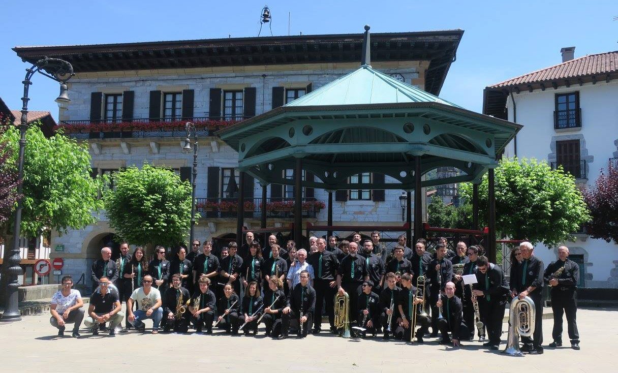 Frontoian eskainiko du Lesakako Musika Bandak bere diskoaren aurkezpen-kontzertua