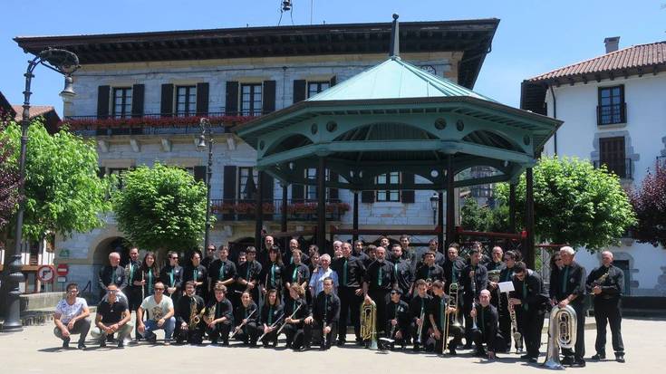 Lesakako Musika Bandak ezusteko omenaldi hunkigarria eskaini dio Tomas Rekondori