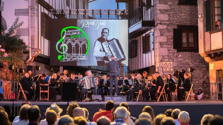 [ARGAZKIAK] Pepito Iantziren lana oinarri duen diskoa emanaldi bikainarekin aurkeztu du Lesakako Musika Bandak