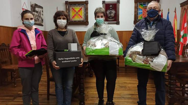 Doneztebeko merkatari eta zerbitzu elkarteak eta udalak Eguberrietako zozketaren opariak banatu dituzte