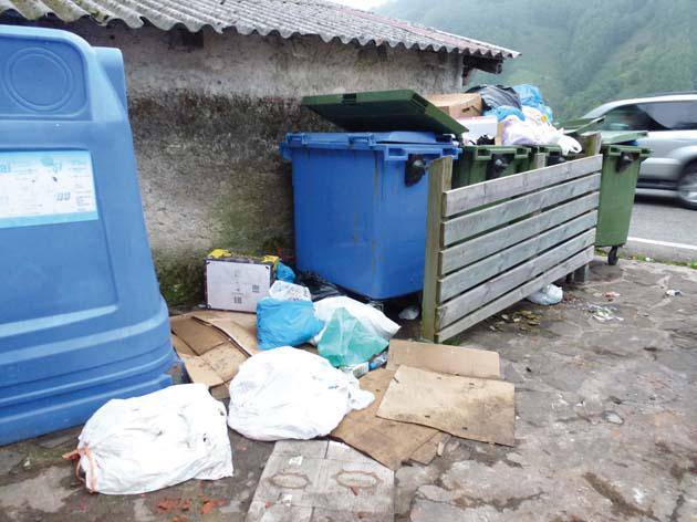 Zaborra bildu gabe utzi zutela eta bizilagunak haserre