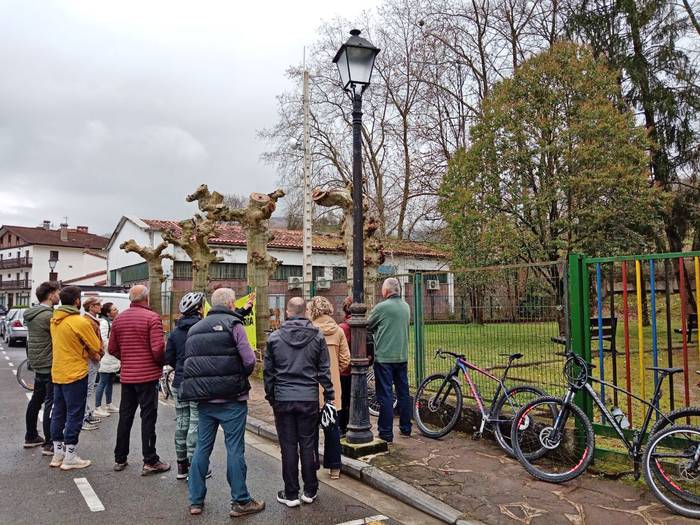 Herriko zuhaitzen mantentzeari buruzko bizikleta ibilaldia egin dute Elizondon