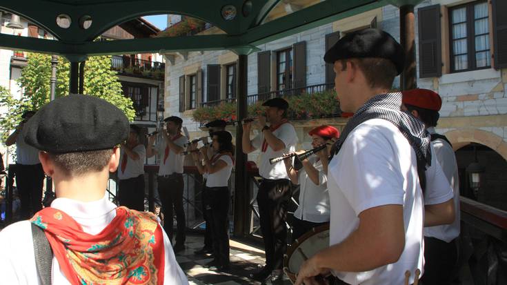 Lesakako eta Baztango gaitariak karrikaz karrika ibiliko dira larunbat goizean Lesakan