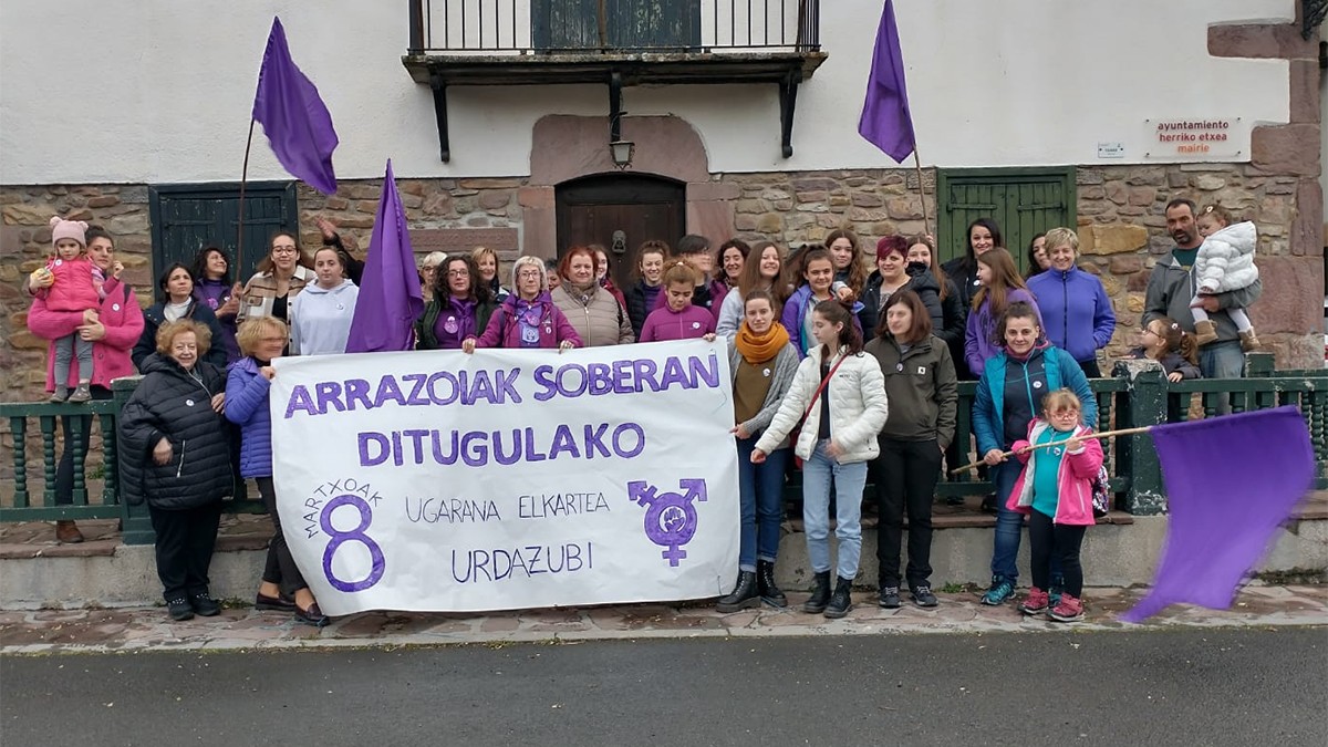 «Arrazoiak soberan» dituztela iritzita karrikara atera dira emakumearen egunean Urdazubin