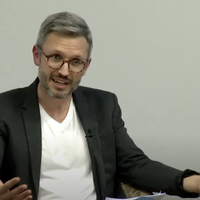 Jason Hickel ekonomia katedradunarekin hitzaldia eginen dute etzi Elizondon