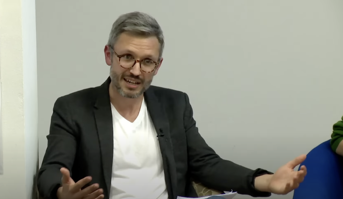 Jason Hickel ekonomia katedradunarekin hitzaldia eginen dute etzi Elizondon