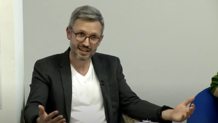 Jason Hickel ekonomia katedradunarekin hitzaldia eginen dute etzi Elizondon