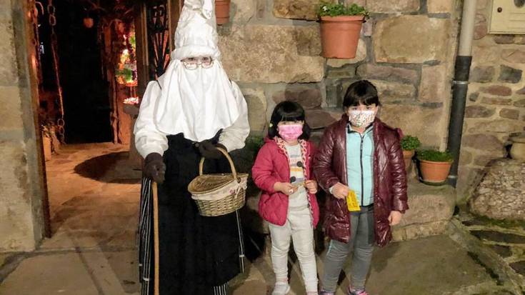 Larunbat ilunabarrean Mari Domingik Zubieta bisitatu zuen haurrek idatzitako gutunak jasotzeko