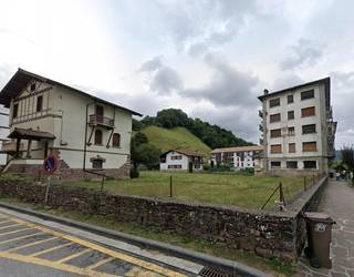 Baztango Udalak Elizondoko lursail baten enkantea geldiarazi du herritarren eskura jartzeko helburuarekin