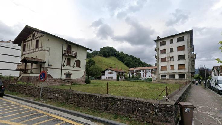 Baztango Udalak Elizondoko lursail baten enkantea geldiarazi du herritarren eskura jartzeko helburuarekin