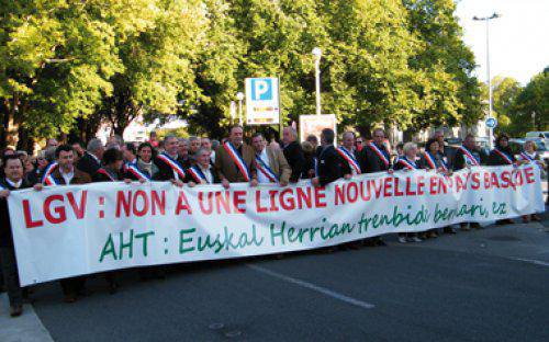 Hautetsi eta herritar andana treinbide berriaren kontrako manifestaldian