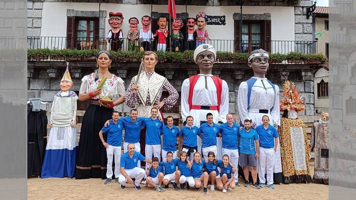Leitzako erraldoi eta buruhandien konpartsak herriko kaleak alaituko ditu pestetan