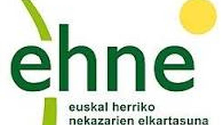 Ehne nekazal sindikatuko Begoña Okiñenarekin elean