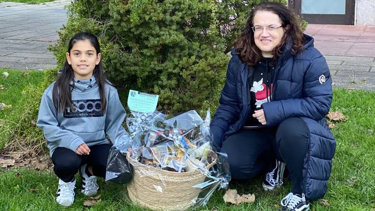 Tantirumairu euskal folklore taldearen eguberrietako saskia Arantxa Ordokiri egokitu zaio