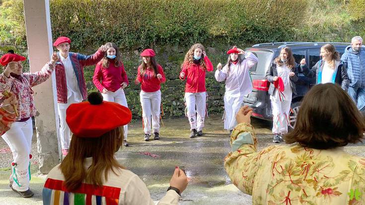 Giro ederrean ospatu dituzte Aranoko inauteriak