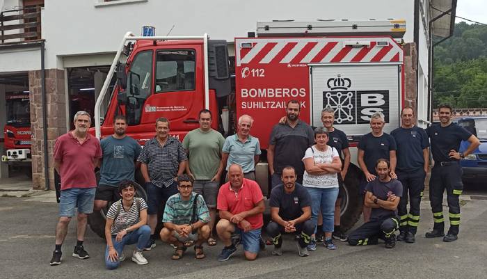 Etxalarko Sute Elkarteko kideek suhiltzaileen Oronozko parkea bisitatu dute