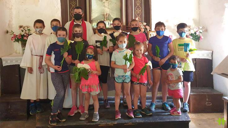 Santa Kruz ermitara gurutze bidea egin dute Areson