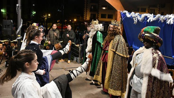 Dena prest Elizondoko errege kabalkadarako