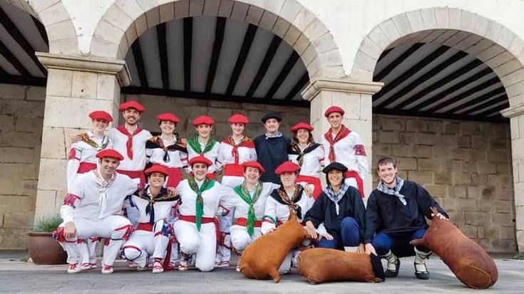 Gure Txokoa Dantza Taldeak eta Berako Erraldoiek dantza emanaldia eskainiko dute larunbatean
