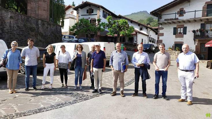 Zugarramurdi zeharkatzeko den trafiko arazo larriaz jabetu dira Nafarroako parlamentariak